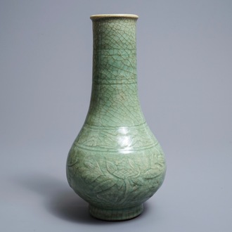 Een Chinese Zhejiang celadon-groene vaas met onderglazuur decor, Ming