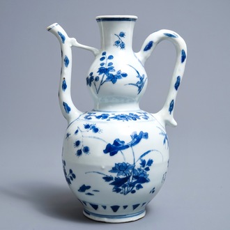 Une verseuse de forme double gourde en porcelaine de Chine bleu et blanc, époque Transition