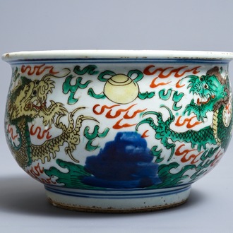 Un brûle-parfum en porcelaine de Chine wucai, époque Transition ou Kangxi