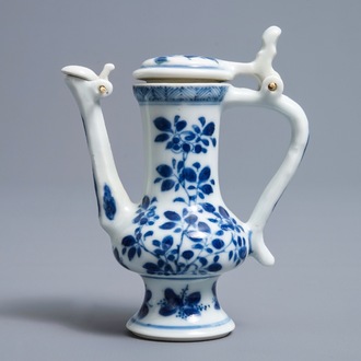 Une verseuse couverte en porcelaine de Chine bleu et blanc d'après un modèle en étain, Kangxi