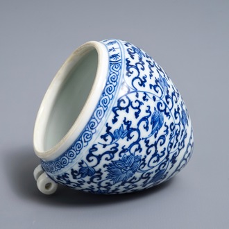 Une mangeoire à oiseaux en porcelaine de Chine bleu et blanc inscrit Xuande, Kangxi