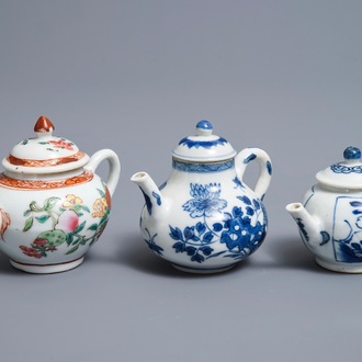 Trois théières couvertes en porcelaine de Chine famille rose et bleu et blanc, Kangxi et Qianlong