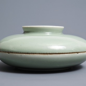 Un bol couvert à compartiments en porcelaine de Chine céladon, marque de Qianlong, 19ème
