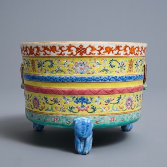 Un brûle-parfum tripod en porcelaine de Chine famille rose, marque et époque de Daoguang