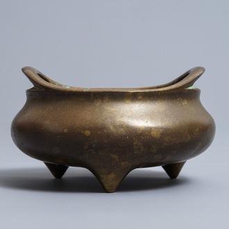 Een Chinese bronzen driepotige wierookbrander, Xuande merk, 18/19e eeuw