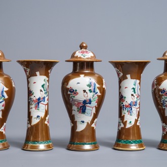 Une garniture de cinq vases en porcelaine de Chine famille rose sur fond brun capucin, Qianlong