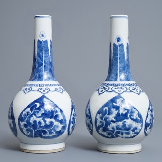 Une paire de vases de forme bouteille en porcelaine de Chine bleu et blanc, marque de Kangxi, 19/20ème