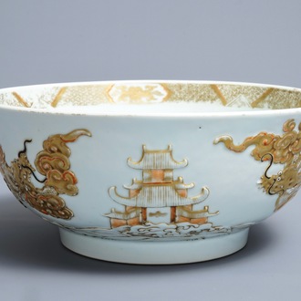 Un bol en porcelaine de Chine à décor en relief de carpes et dragons, Kangxi/Yongzheng