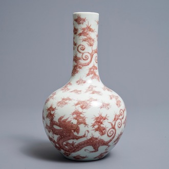 Un vase de forme bouteille en porcelaine de Chine rouge de cuivre aux dragons, 19/20ème