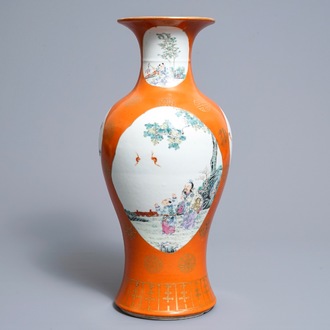 Un vase en porcelaine de Chine famille rose sur fond orange, marque de Qianlong, République, 20ème