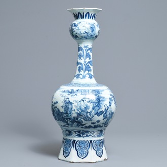 Un grand vase en faïence de Delft en bleu et blanc à décor de chinoiserie, fin du 17ème