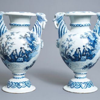 Une paire de vases d'autel en faïence de Delft en bleu et blanc à décor de chinoiserie, fin du 17ème