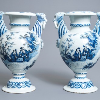 Een paar blauwwitte Delftse altaarvazen met chinoiserie decor, eind 17e eeuw