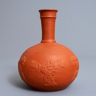 Un vase de forme bouteille en terre cuite de style Yixing, poss. Delft, 18ème