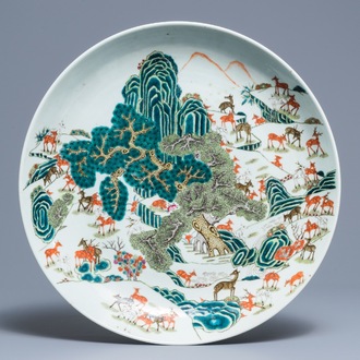 Un grand plat 'cent daims' en porcelaine de Chine famille rose, marque de Qianlong, 19ème
