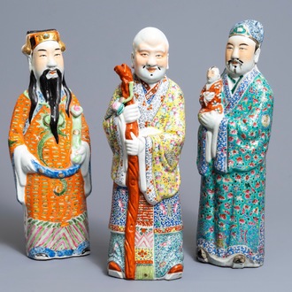 Trois figures des Trois Étoiles en porcelaine de Chine famille rose, 19/20ème