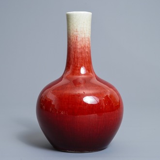 Un vase de forme tianqiu ping en porcelaine de Chine langyao, 18/19ème