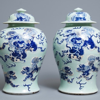Une paire de vases couverts en porcelaine de Chine bleu, blanc et rouge sur fond céladon, 19/20ème