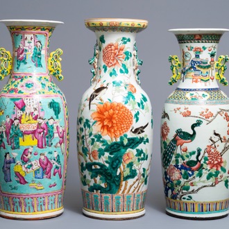 Trois vases en porcelaine de Chine famille rose, 19ème