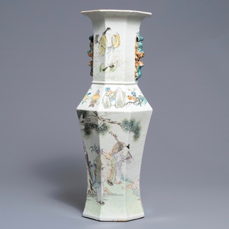 Un vase de forme octagonale en porcelaine de Chine qianjiang cai, daté 1893