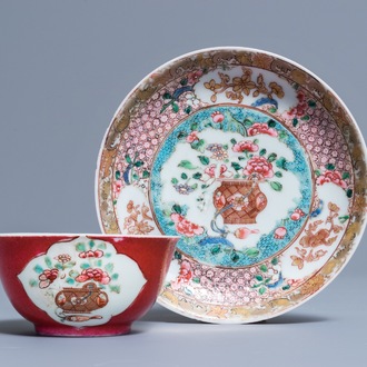 Une tasse et soucoupe 'ruby back' en porcelaine de Chine famille rose, Yongzheng