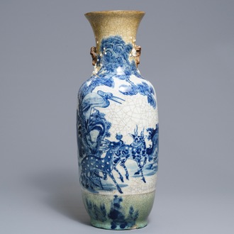 Un vase en porcelaine de Chine dit 'de Nankin' à décor de cerfs et grues, 19ème
