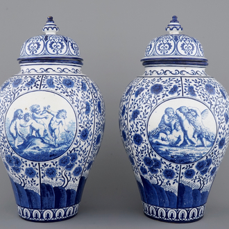Une paire de grands vases couverts en faïence de Bruxelles en bleu et blanc, signés et datés 1861