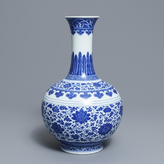Un vase de forme bouteille en porcelaine de Chine bleu et blanc, marque de Qianlong, 19/20ème