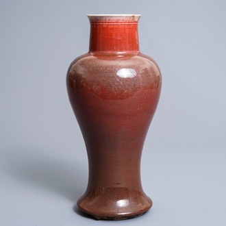 Un vase de forme balustre élongé en porcelaine de Chine langyao, 19ème