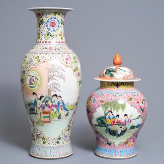 Deux vases en porcelaine de Chine famille rose, marque de Qianlong, République, 20ème