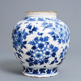 Un vase à décor de chinoiserie en faïence de Delft en bleu et blanc, Angleterre, 18ème