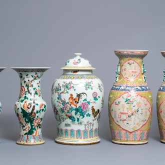 Cinq vases en porcelaine de Chine famille rose, 19ème