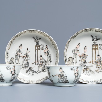 Une paire de tasses et soucoupes en porcelaine de Chine grisaille et dorée, Qianlong