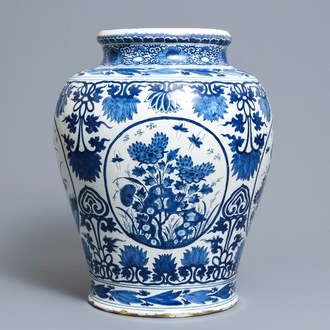 Un grand vase en faïence de Delft en bleu et blanc à décor de chinoiserie, début du 18ème