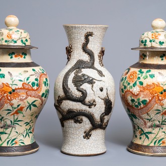 Trois vases en porcelaine de Chine dit "de Nankin" aux décors de dragons, 19ème