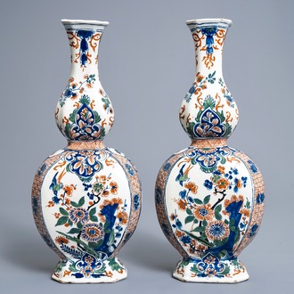 Une paire de vases de forme bouteille en faïence de Delft en palette cachemire, 17/18ème