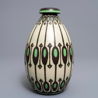 Un vase art deco aux émaux mats, Charles Catteau pour Boch Kéramis, 1ère moitié du 20ème