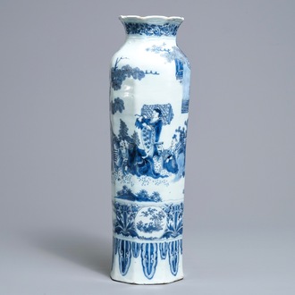 Een grote octagonale blauwwitte Delftse vaas met chinoiserie decor, 17e eeuw