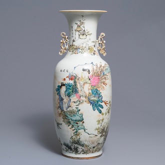 Un vase en porcelaine de Chine qianjiang cai à décor mythologique, 19/20ème