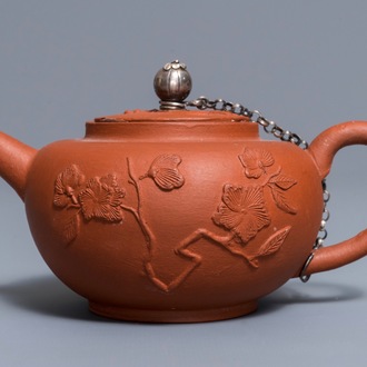 Een Delftse yixing-stijl theepot met zilveren montuur in rood aardewerk, 1e kwart 18e eeuw