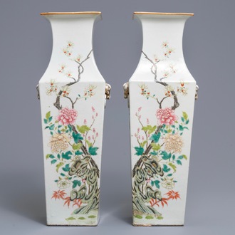 Une paire de vases de forme carré en porcelaine de Chine famille rose, 19ème