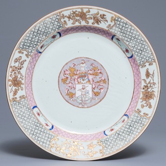 Un plat armorié en porcelaine de Chine famille rose pour le marché hollandais, blason de Tuineman, Yongzheng