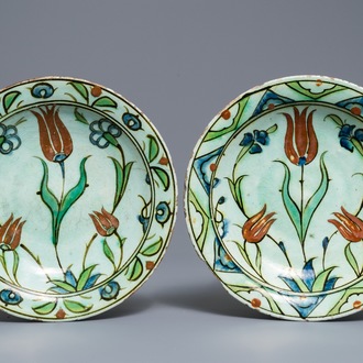 Une paire d'assiettes en faïence d'Iznik à décor de tulipes, Turquie, 17ème