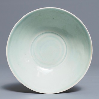 Un bol en porcelaine de Chine qingbai à décor incisé, Song