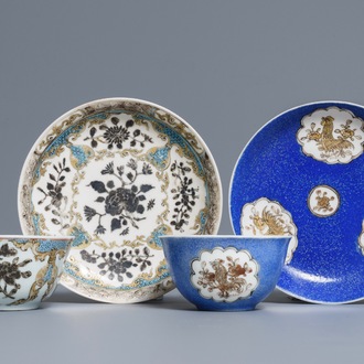 Twee Chinese koppen en schotels met verguld, grisaille en overglazuur blauw decor, Yongzheng