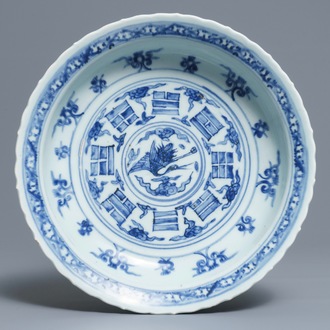 Un plat en porcelaine de Chine bleu et blanc à décor des 'huit trigrammes', Ming