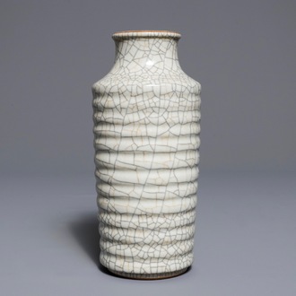 Un vase de forme rouleau en porcelaine de Chine de type ge, 20ème