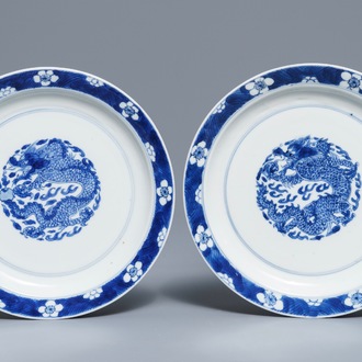 Une paire de coupes aux dragons en porcelaine de Chine bleu et blanc, marque et époque de Kangxi