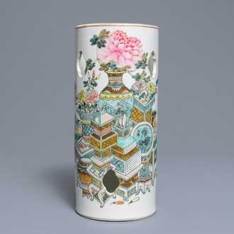 Un porte-chapeau en porcelaine de Chine qianjiang cai, signé Xu Pingheng, 19ème