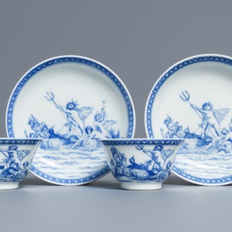 Une paire de tasses et soucoupes en porcelaine de Chine bleu et blanc à décor de Neptune, Qianlong